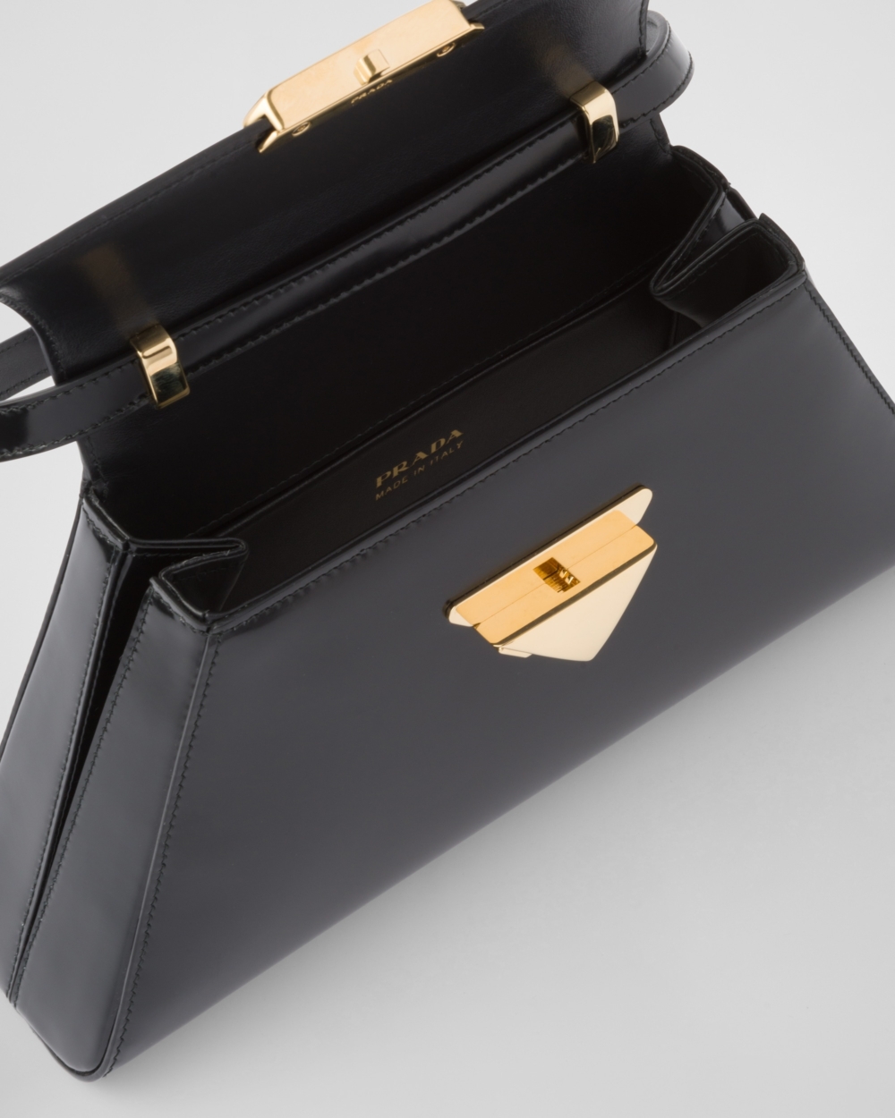 附有一個內貼袋