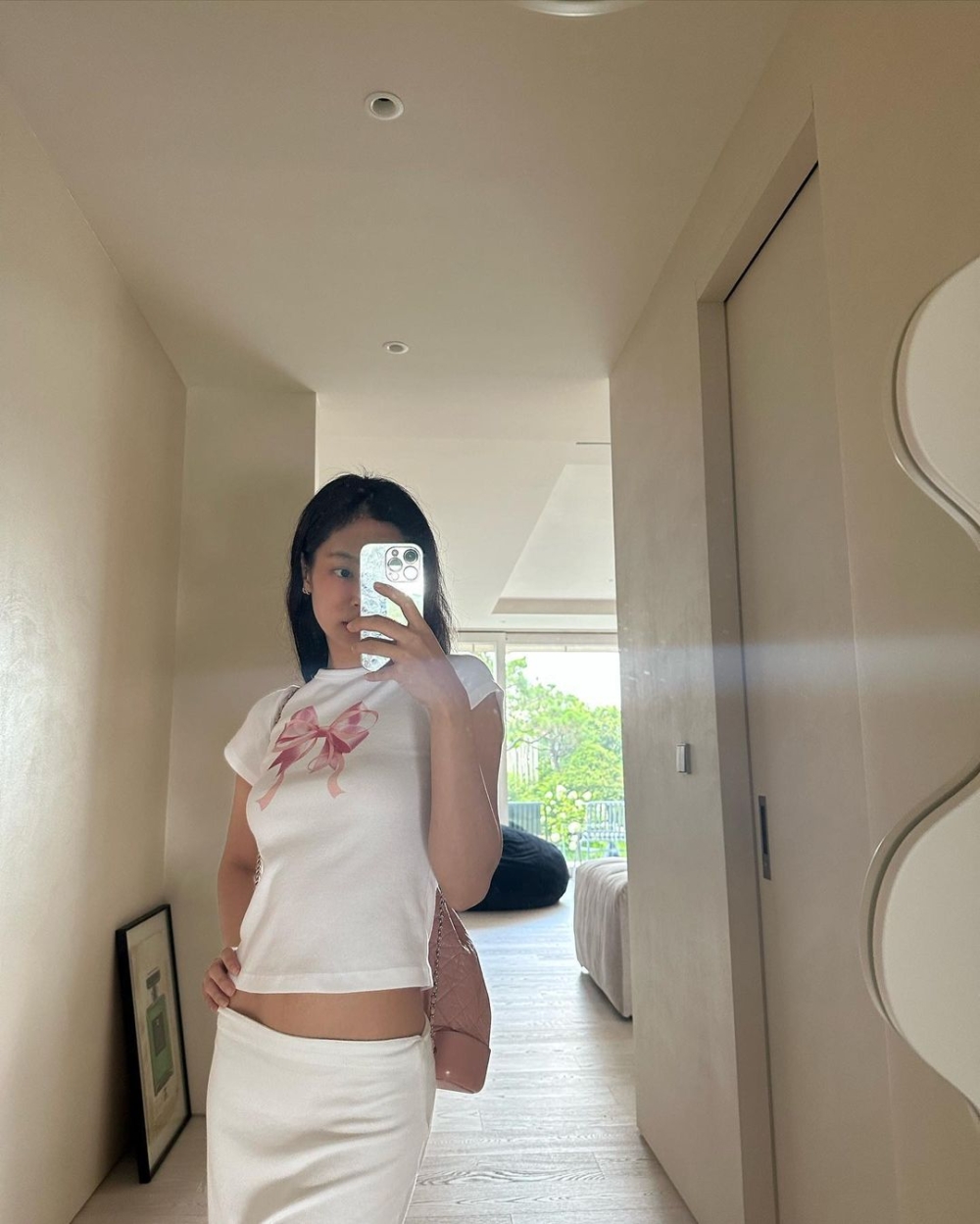 穿上了RONRON蝴蝶結短版T恤搭Chrome Hearts窄裙