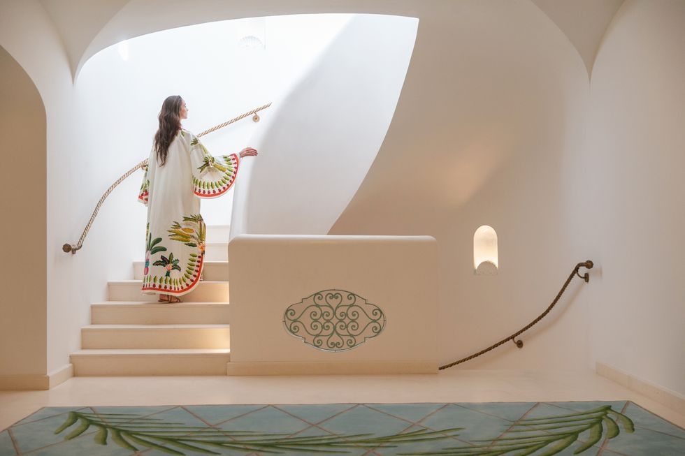 不帶任何裝飾的彎曲石膏樓梯營造地中海風格