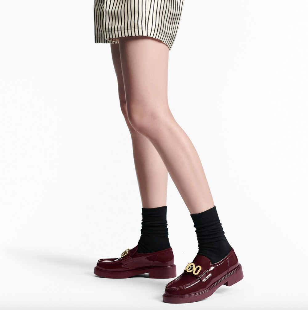 酒紅色的Academy Flat Loafer實穿。