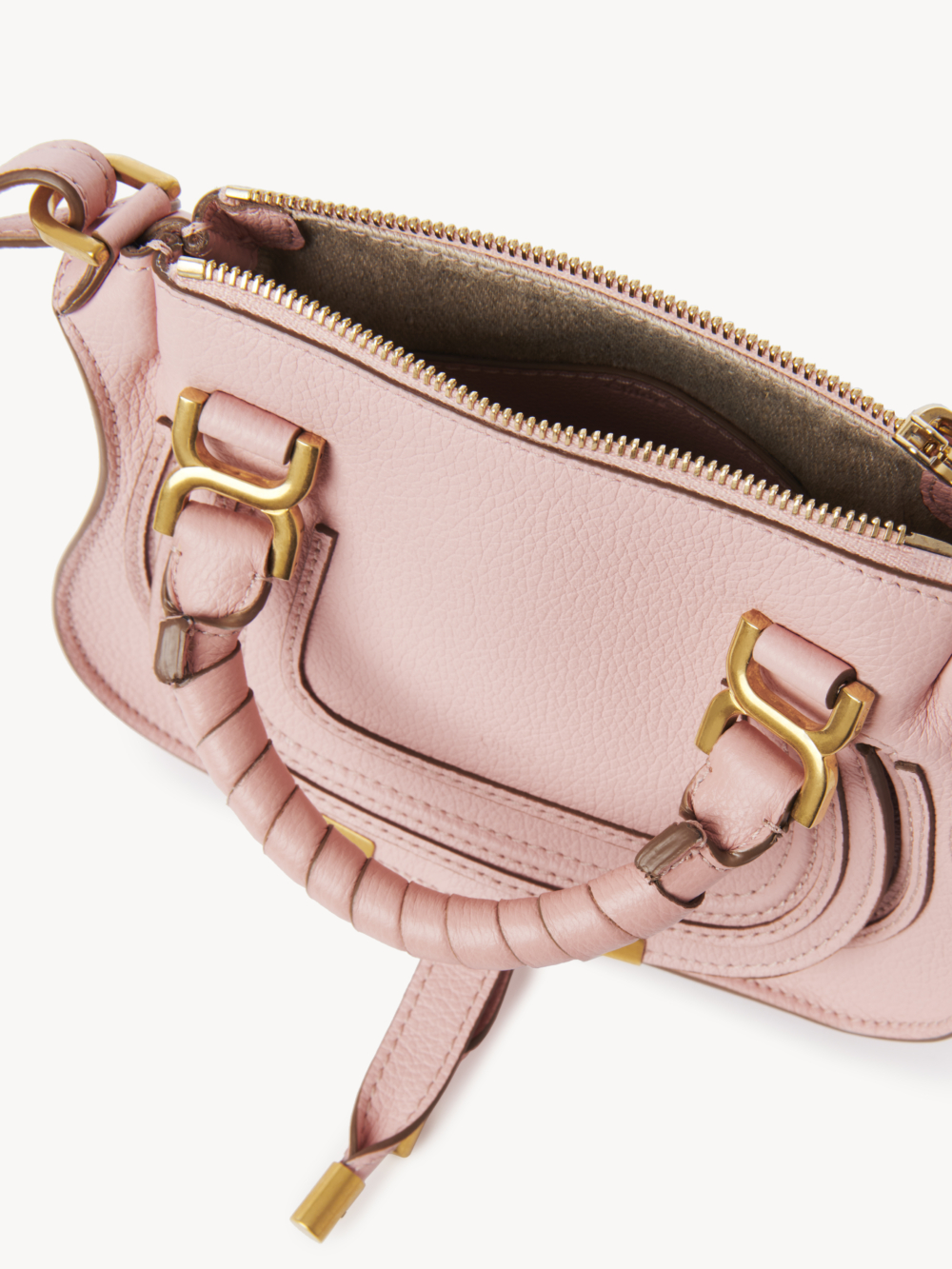 袋身有著拉鍊的設計。