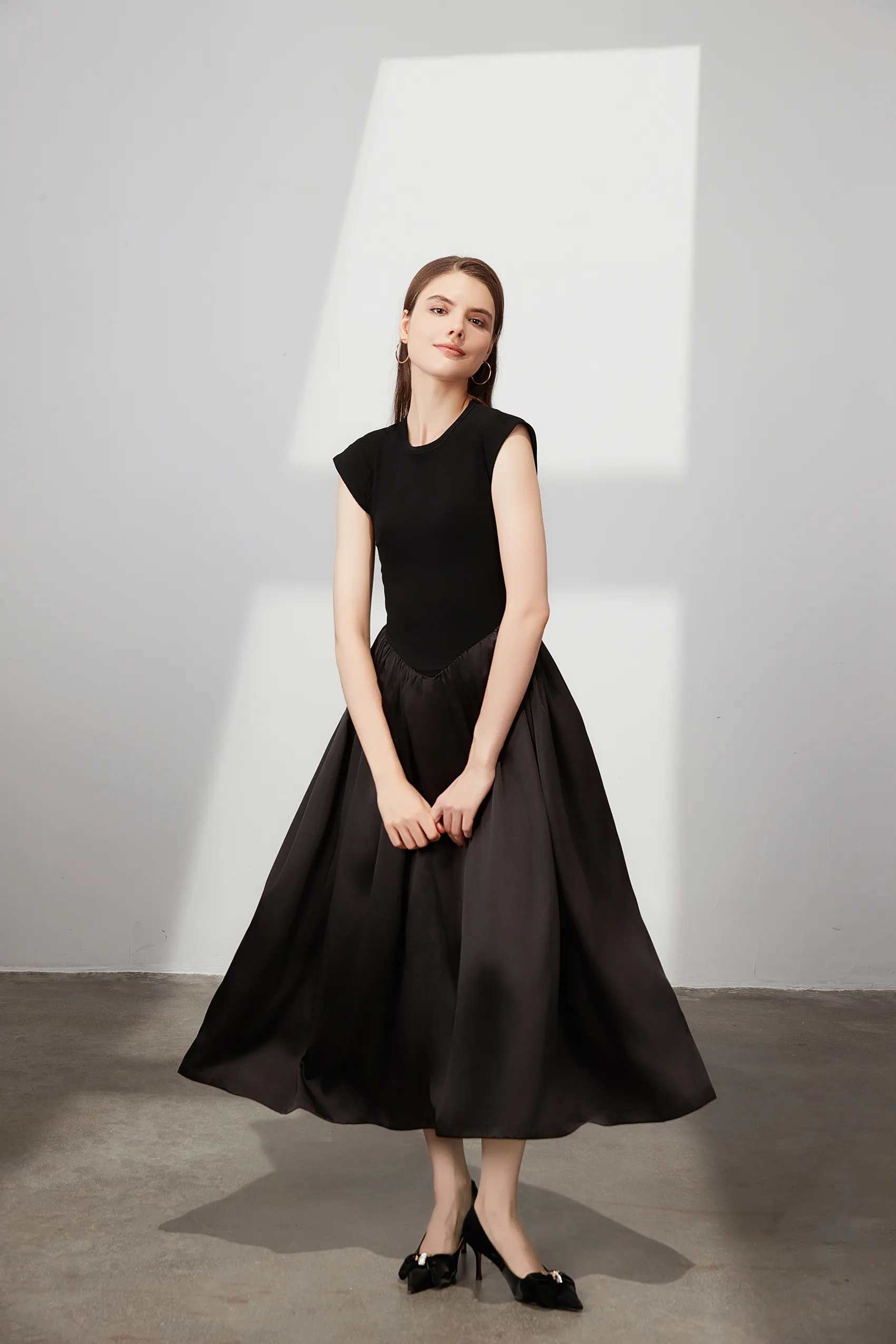 黑色款式的Patchwork Cap Sleeve Maxi Dress。