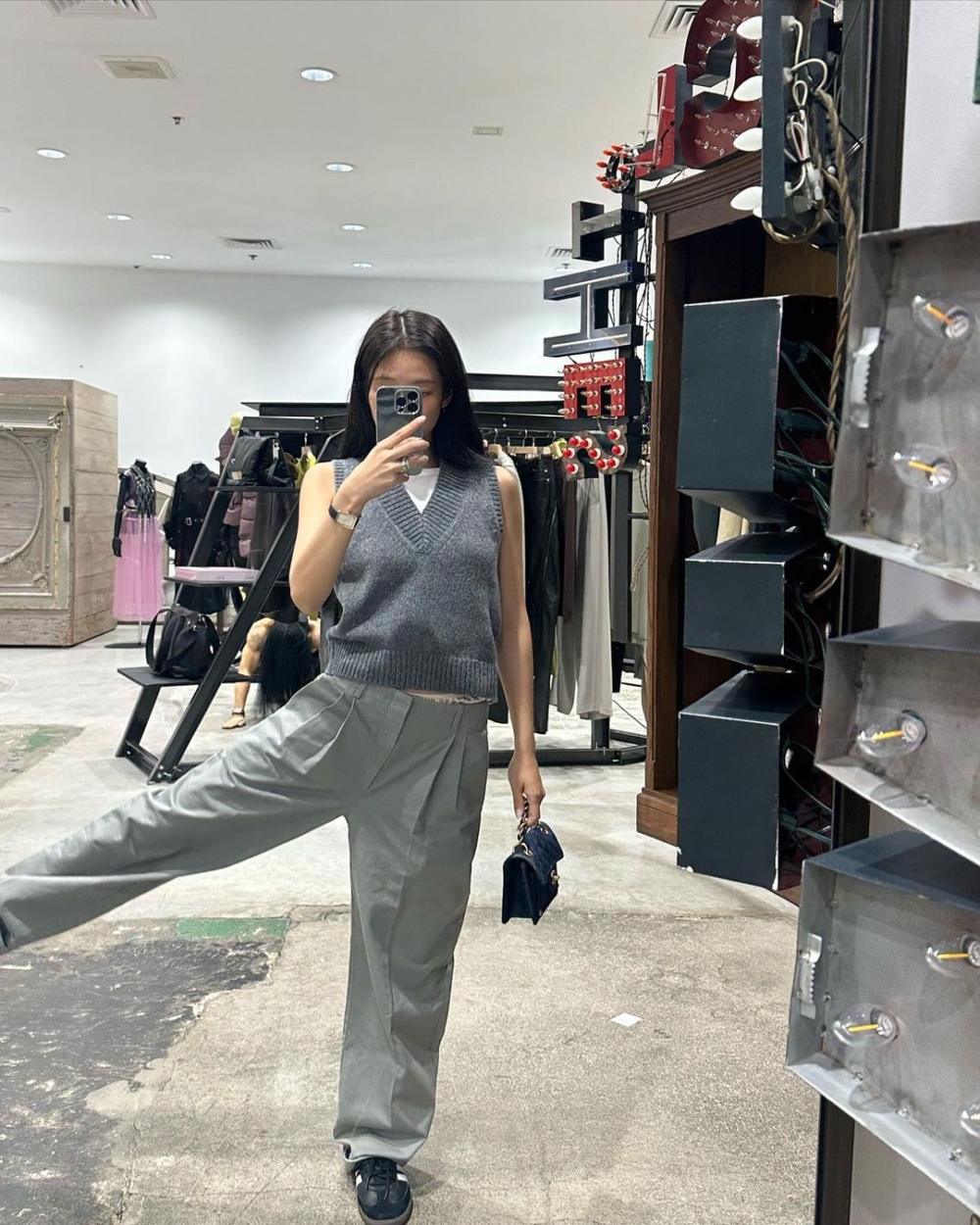 上衣背心來自Sandy Liang