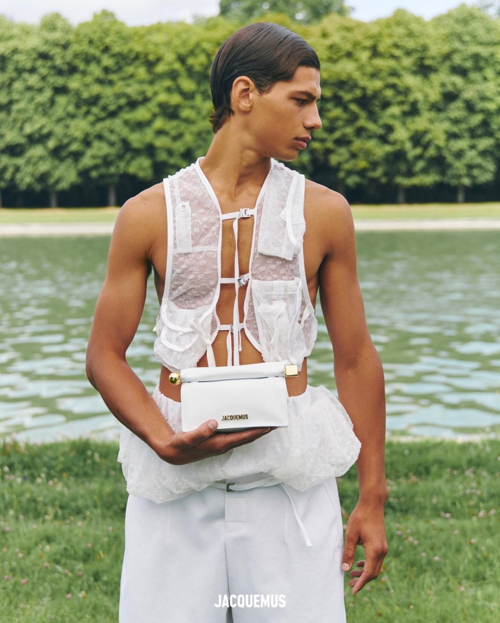 手袋獨特的雕塑金色球體和立方體作為閉合末端