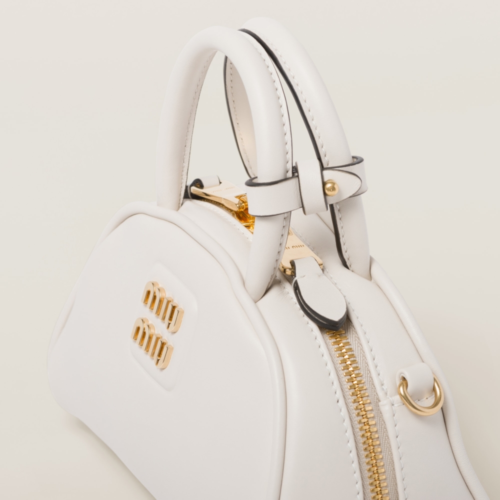 半月型輪廓搭配極簡白色系