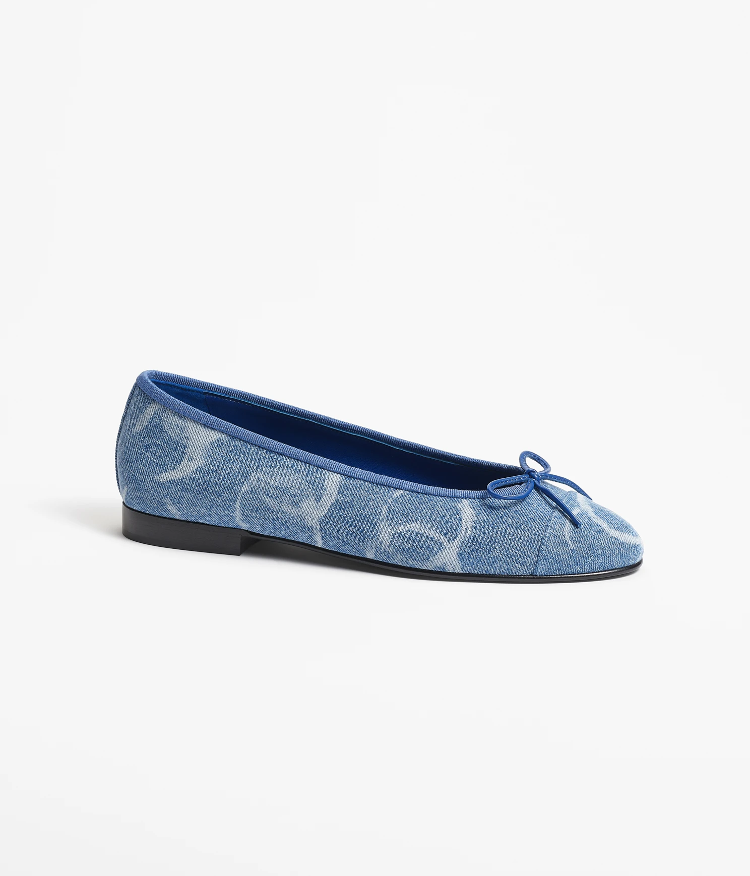 淺色的Ballet Flats。