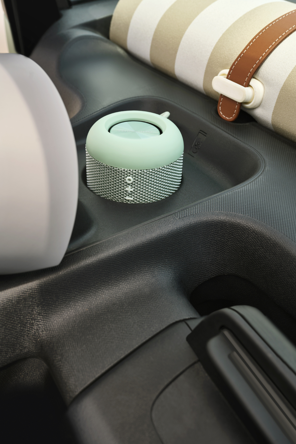 全車都搭配上時髦的綠色配色。