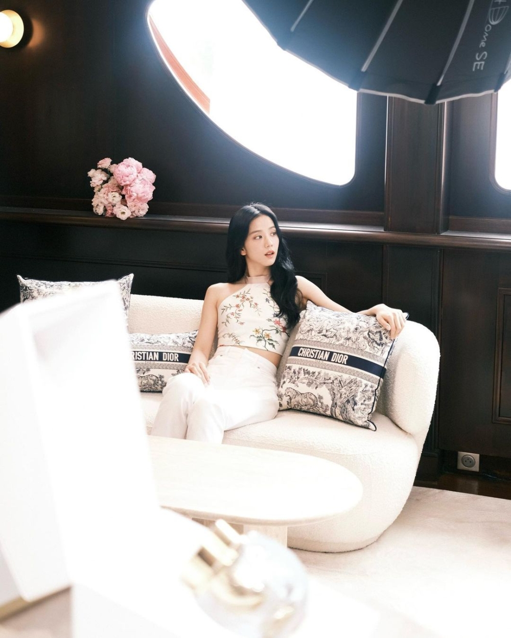 Jisoo在起航的Dior遊艇上,愜意的享受極致奢華Spa放鬆旅程
