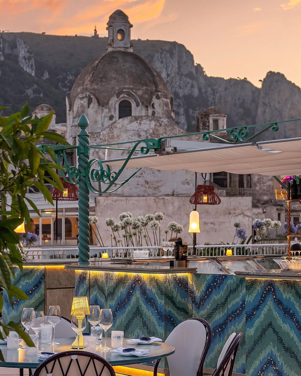 海藍色、綠色、綠松色等地中海色調軟裝設計