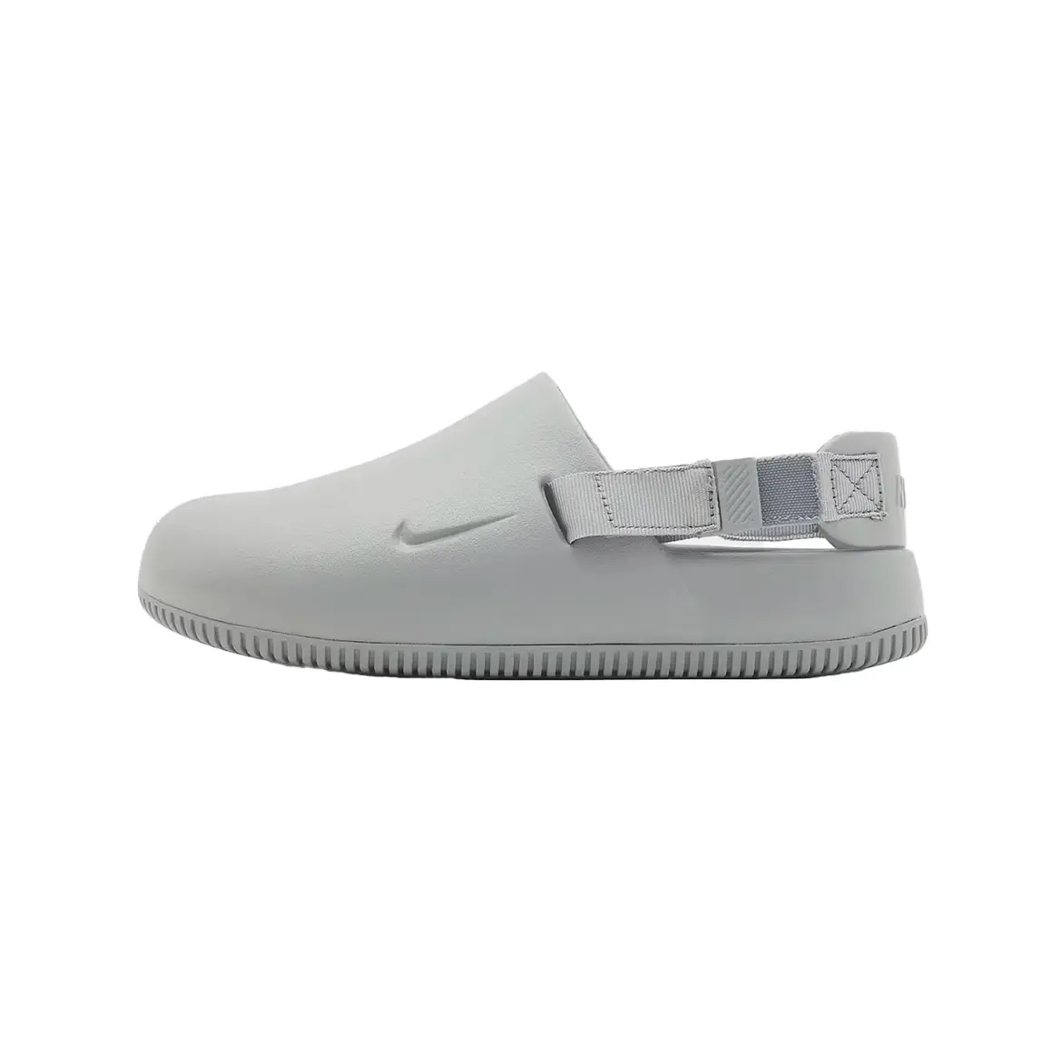 Nike全新勃肯鞋「Calm Mule 」完美融入夏日休閒風,亦可搭配襪子作為秋日的涼爽造型