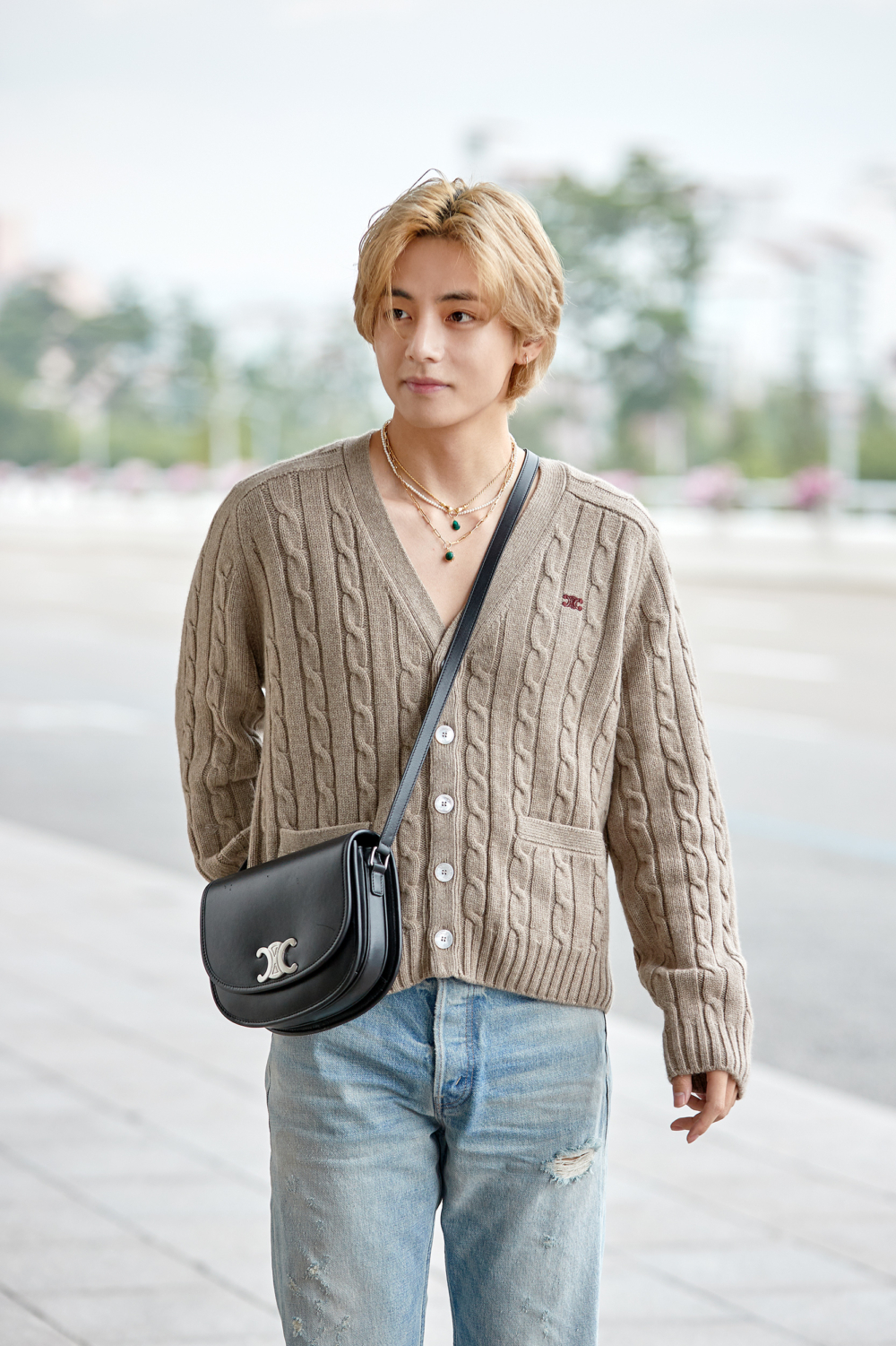 BTS的V現身機場時V身穿CELINE Triomphe刺繡羊毛衫羊絨外套