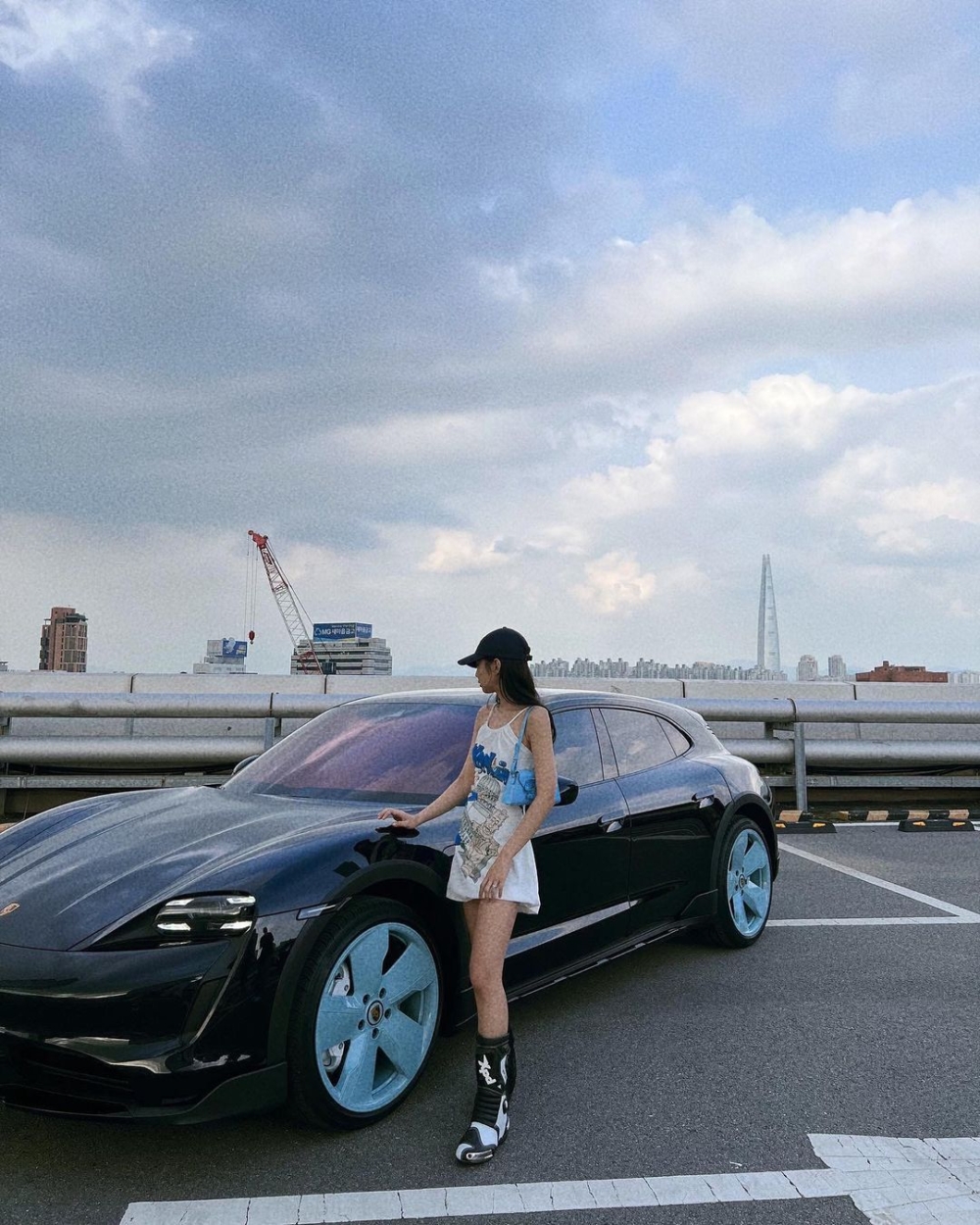 她與「Taycan 4S Cross Turismo for Jennie Ruby Jane」合照。