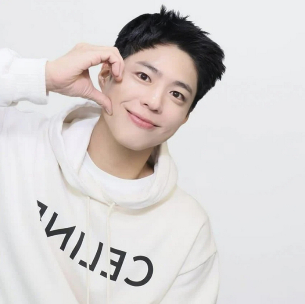 比著愛心手勢的連拍照。