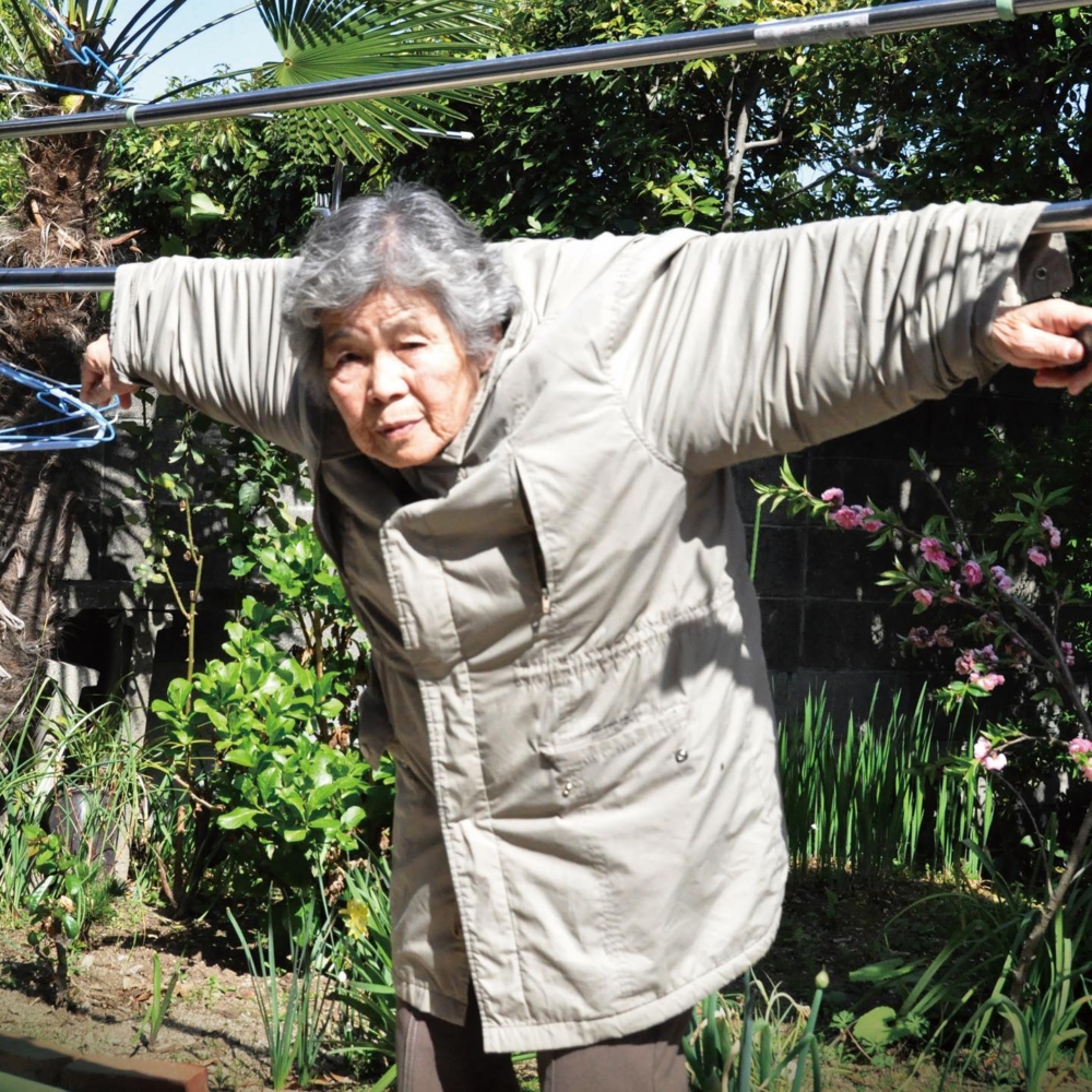 宛如衣物被懸掛在曬衣桿上