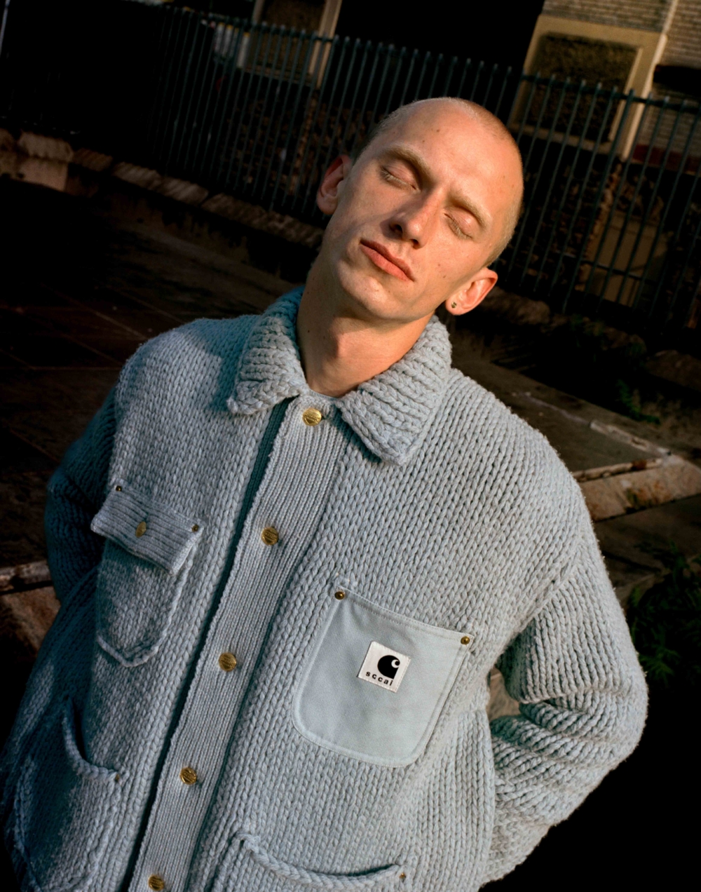 每件都帶有白色和黑色聯名貼片標誌