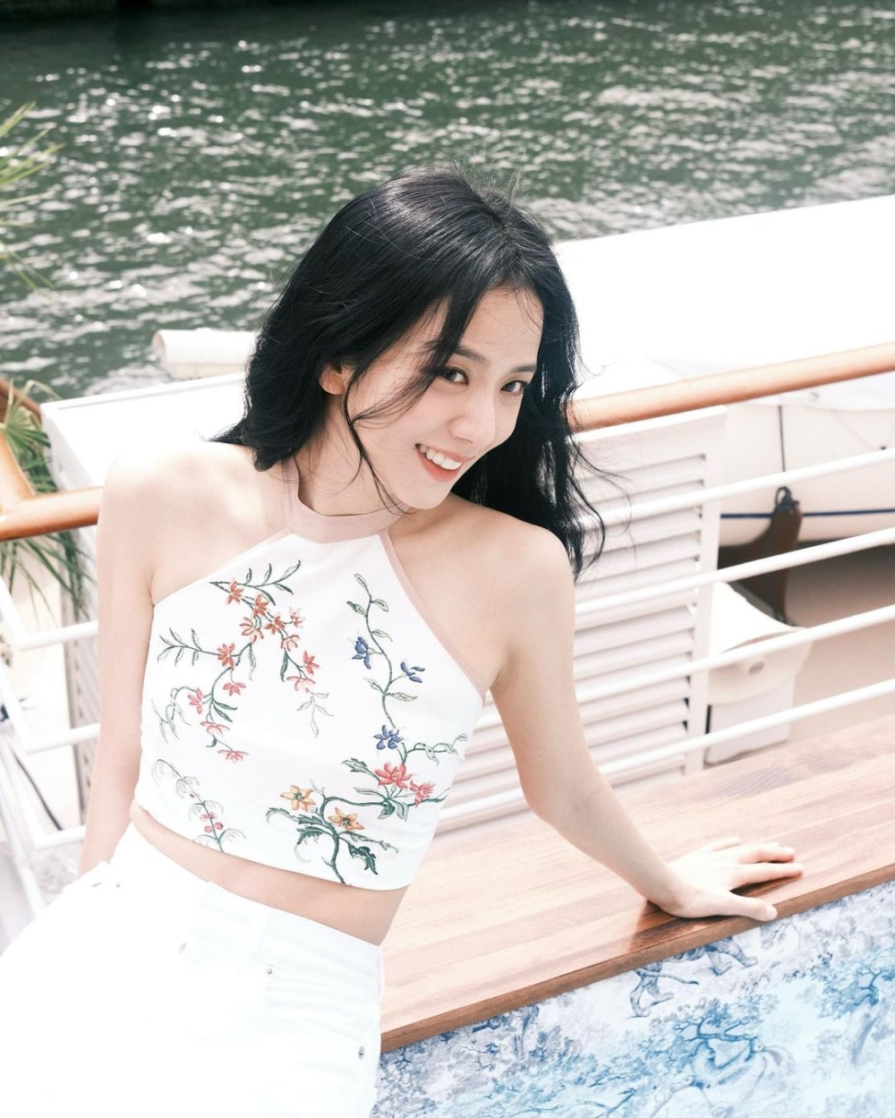 Jisoo純淨眼神與陽光明媚的笑容盡是魅力