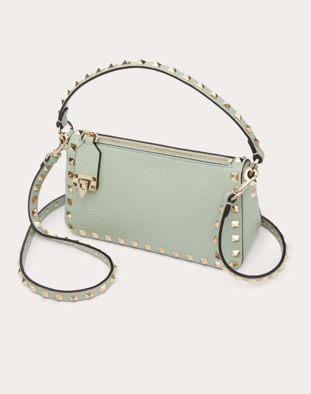 鮮明俐落的線條搭配白金飾面飾釘和五金配件裝飾手袋邊緣