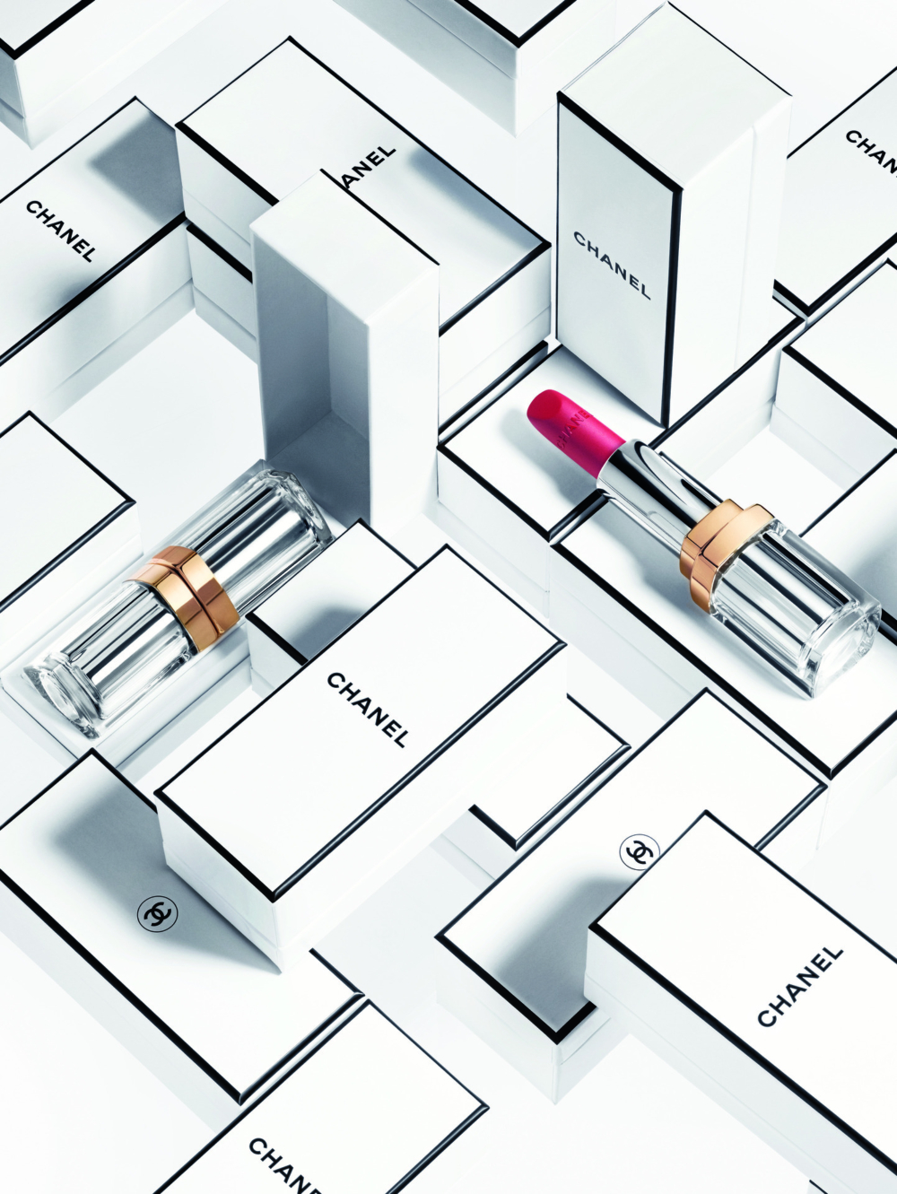 在玻璃管身的瓶口處，分別有著兩圈金環設計