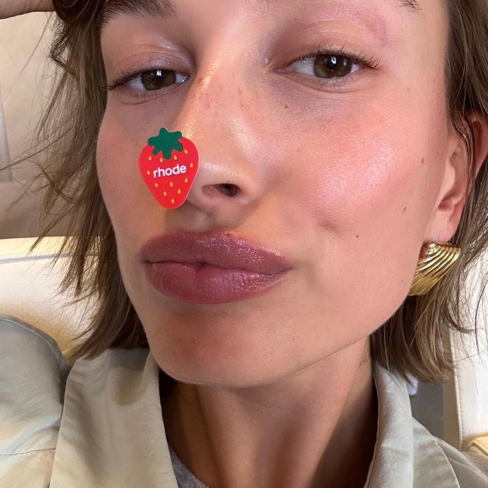 Hailey Bieber「草莓妝」釋出後,不少女生模仿。