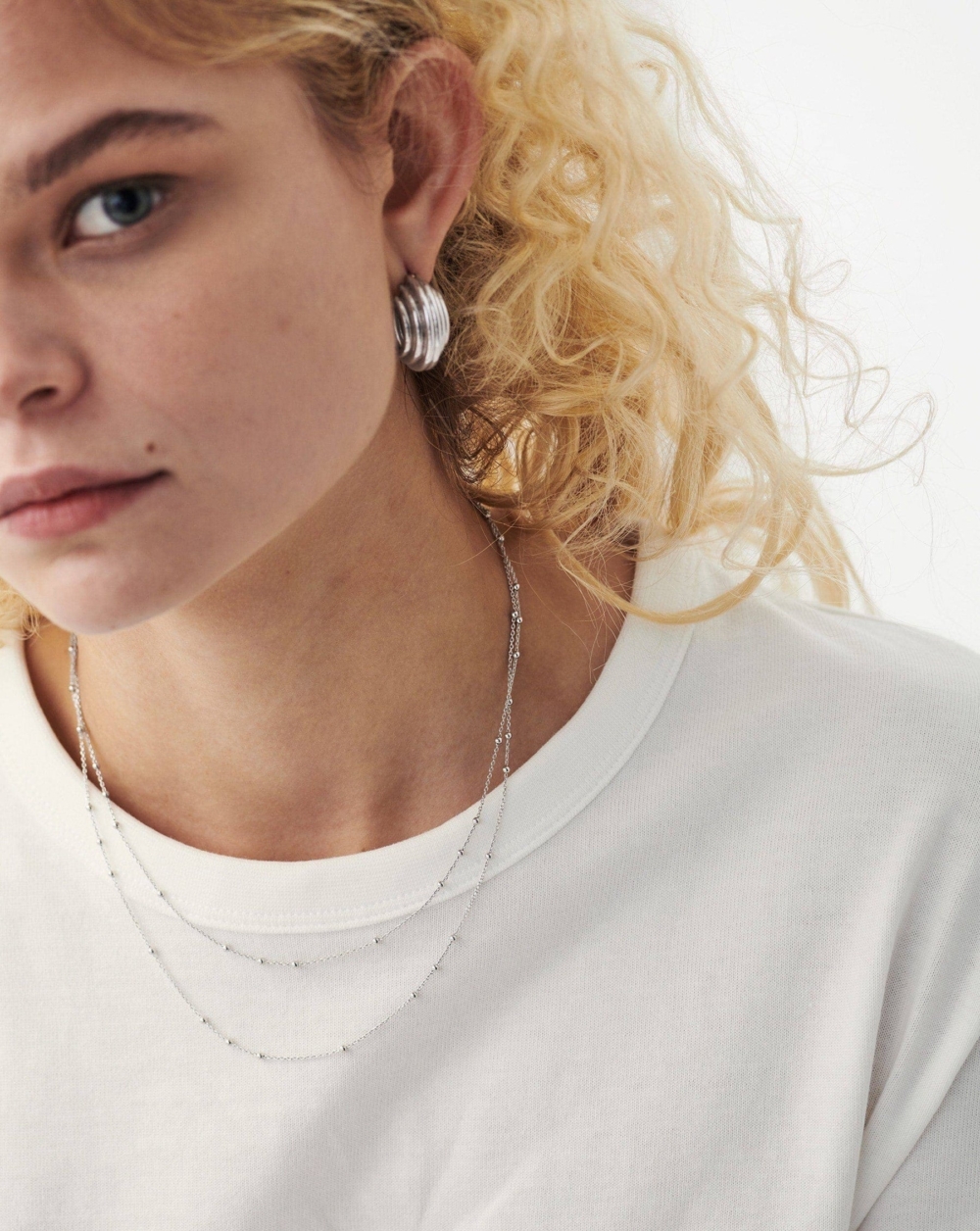 銀色款式的Double Chain Necklace。