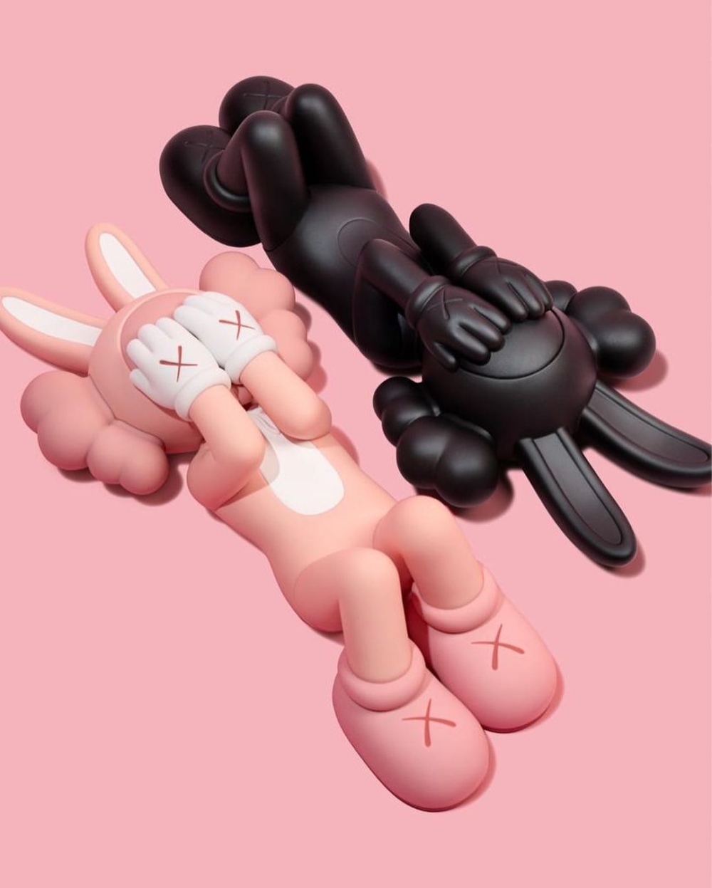 KAWS:HOLIDAY INDONESIA - Figure (Pink)和KAWS:HOLIDAY INDONESIA - Figure (Black)。