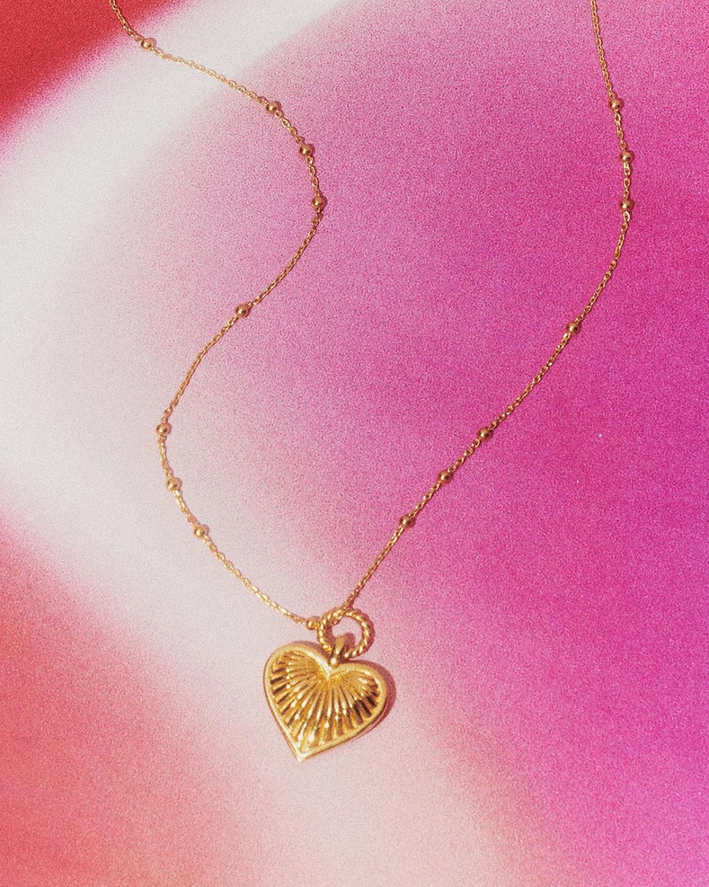 Ridge Heart Charm Necklace。