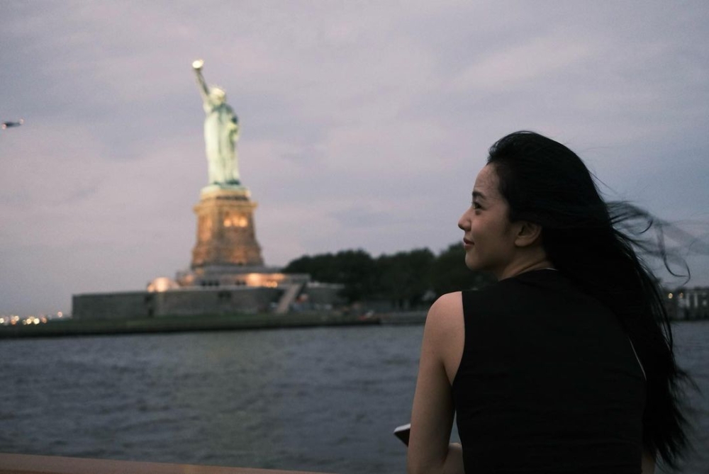 Jisoo欣賞自由女神像感受紐約的迷人韻味