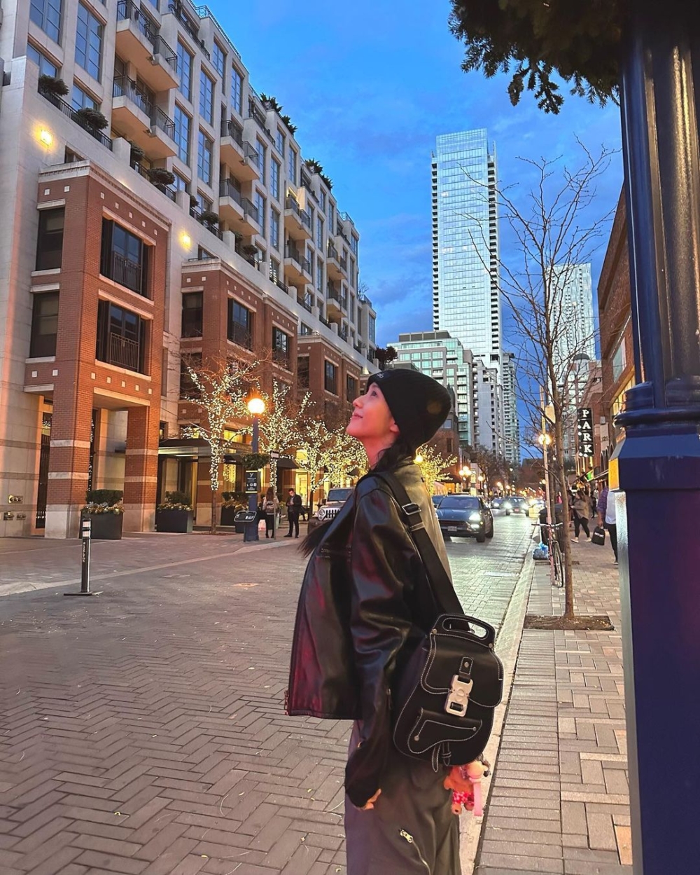 Jisoo經常為Dior手袋掛上各式各樣的玩偶