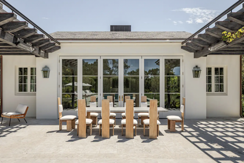 能乘坐在室外享受陽光的戶外用餐空間。