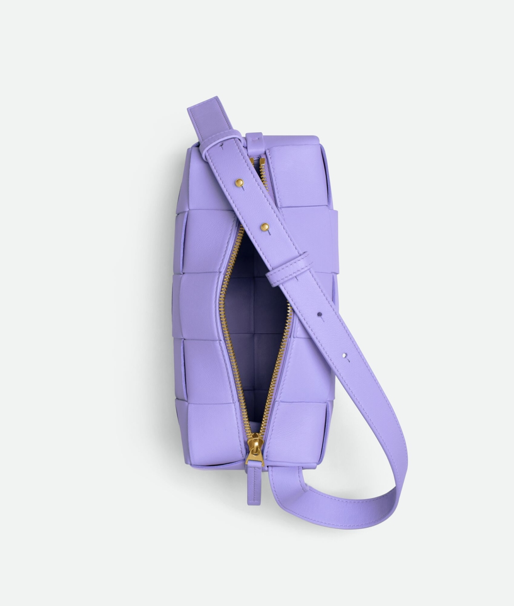 袋身有著拉鍊的設計。