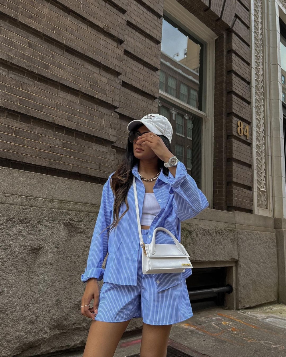 夏天跟著這樣穿出藍白色穿搭,時髦又清涼