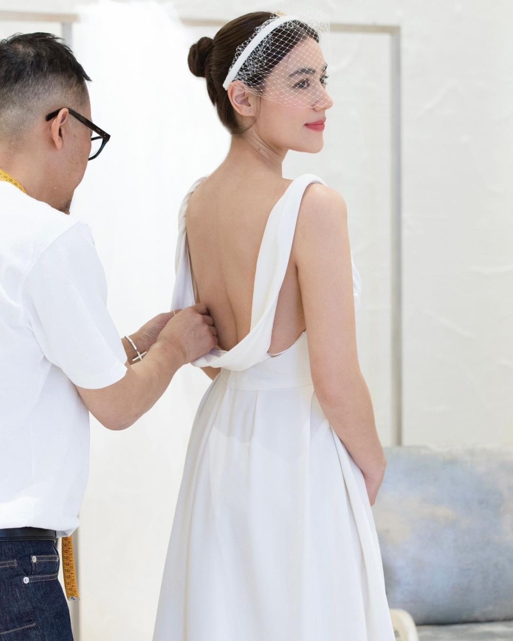 背後的優雅垂墜設計，立刻獲得眾人目光