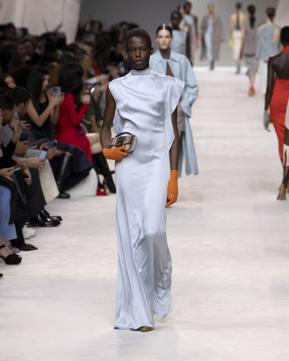 具流暢線條的極簡形式