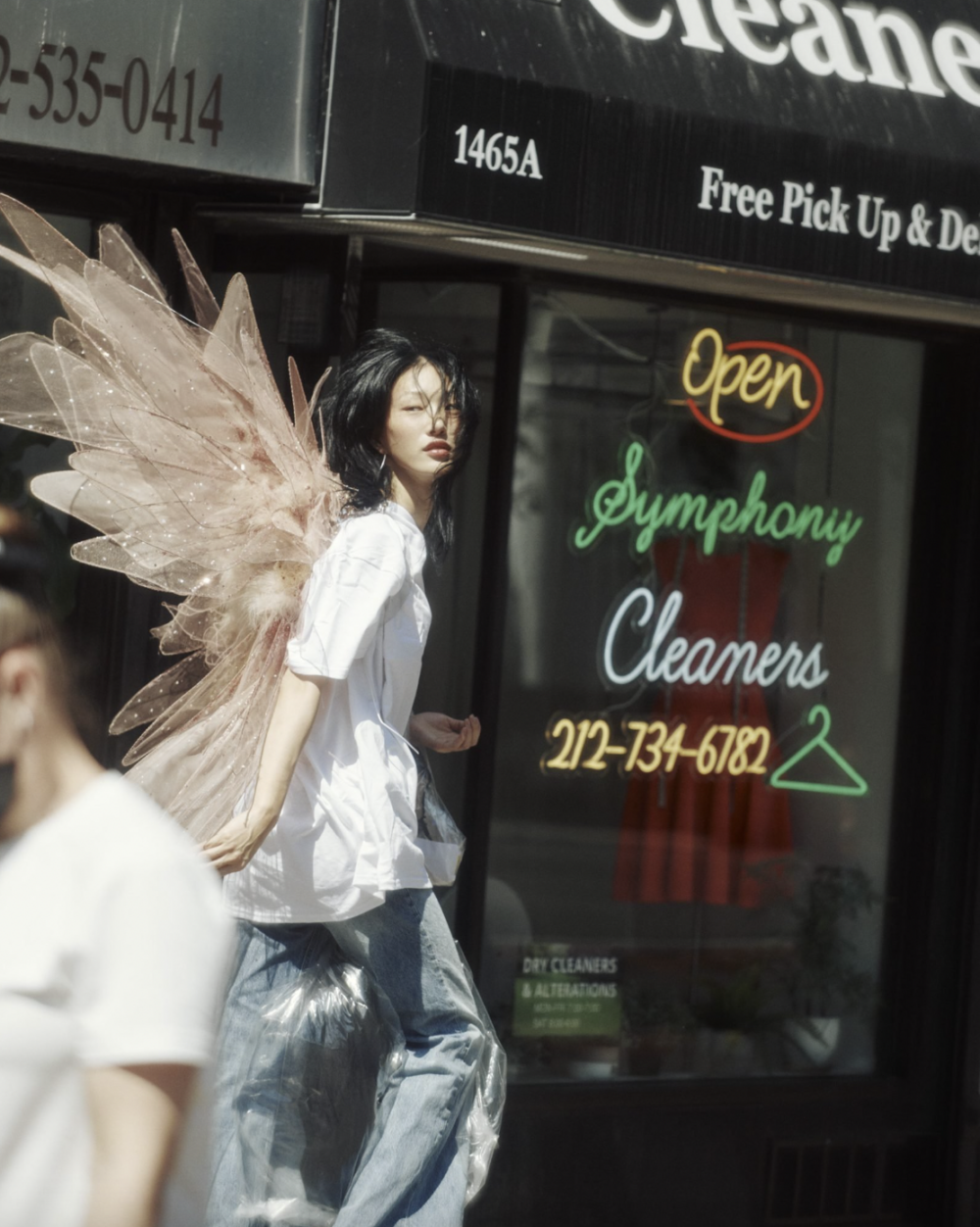 Sora Choi身穿休閒造型登場。