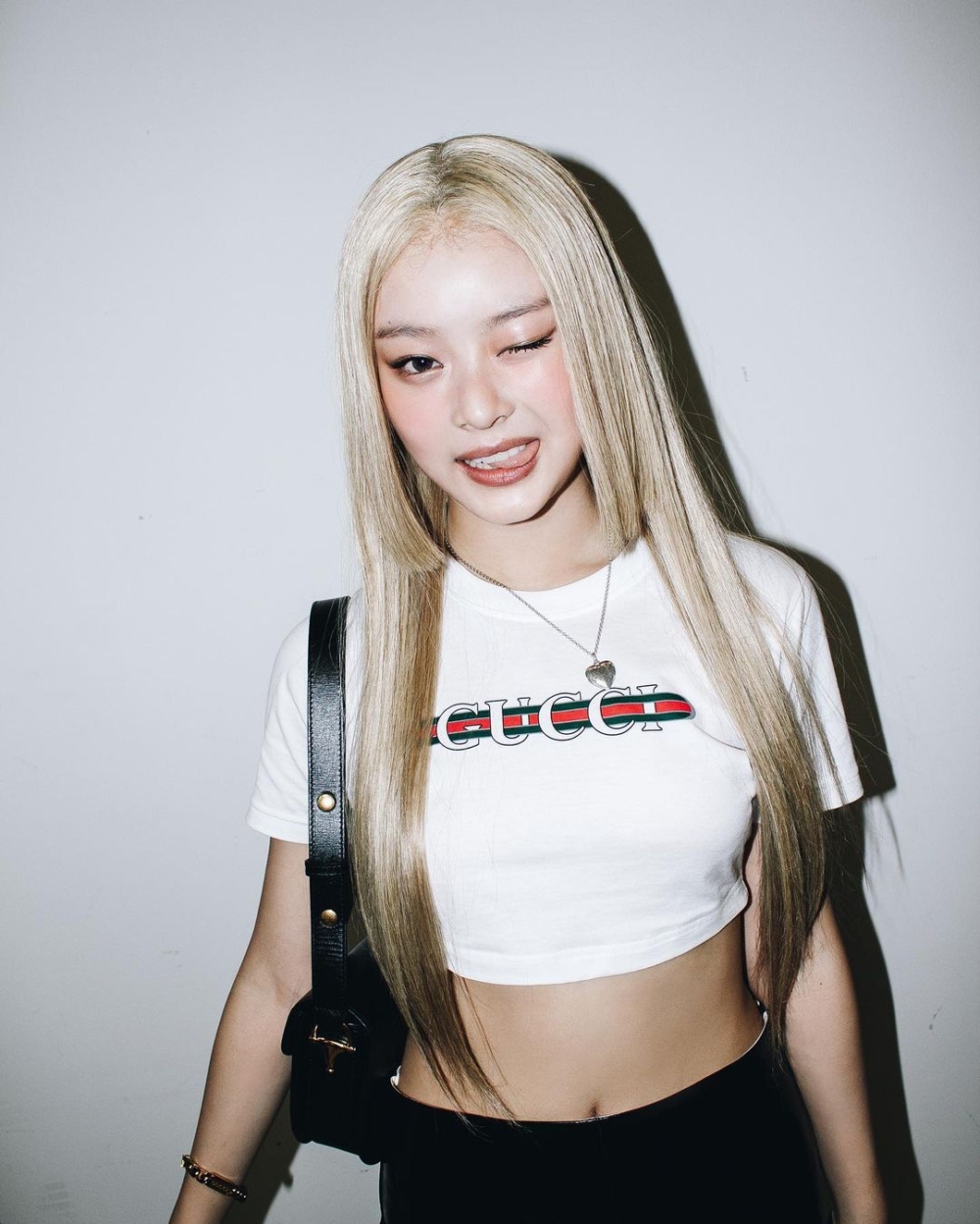 韓星金髮染髮範本推薦3：Newjeans Hanni