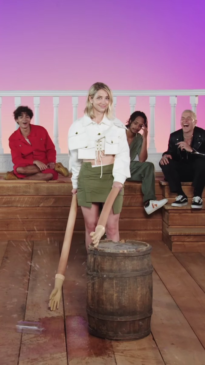 她在宣傳時穿上MONSE的設計。