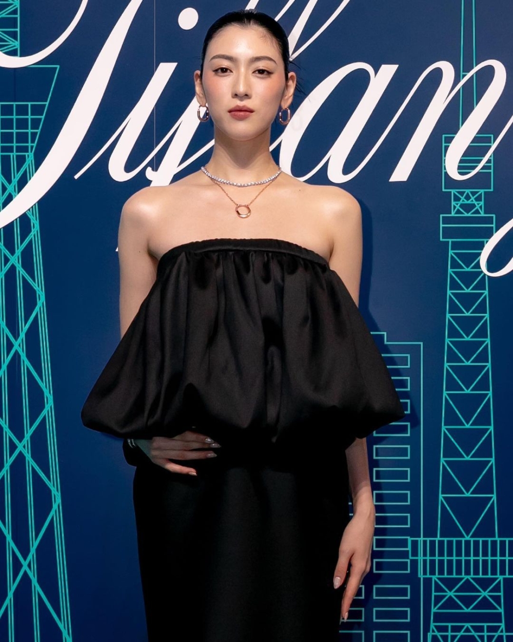 三吉彩花一襲露肩黑色禮服散發優雅貴氣。