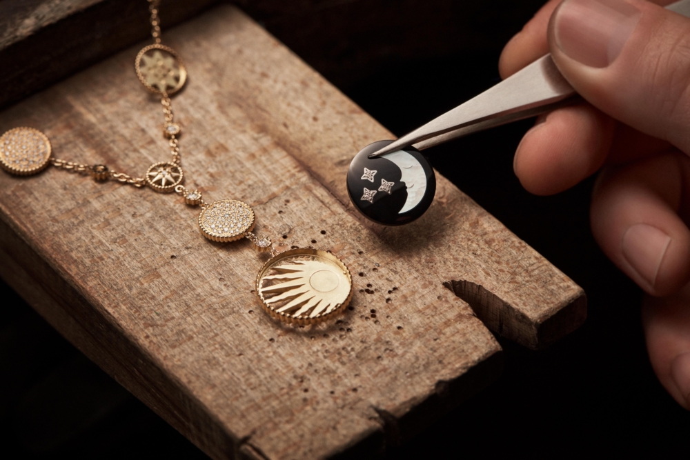 在2015年之際,珠寶創意總監便結合Christian Dior對於占星學的熱愛打造而成