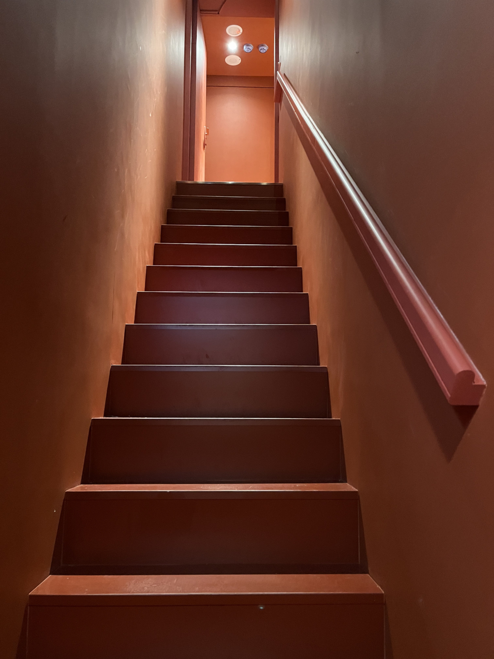 從橘紅色的樓梯走下後,能進入另一個包廂。