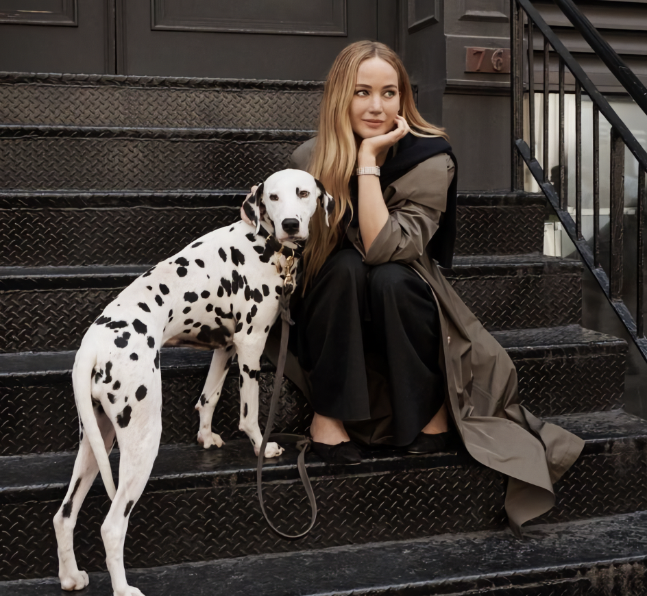 其中這套穿著風衣的造型是我們都能參考的穿搭。