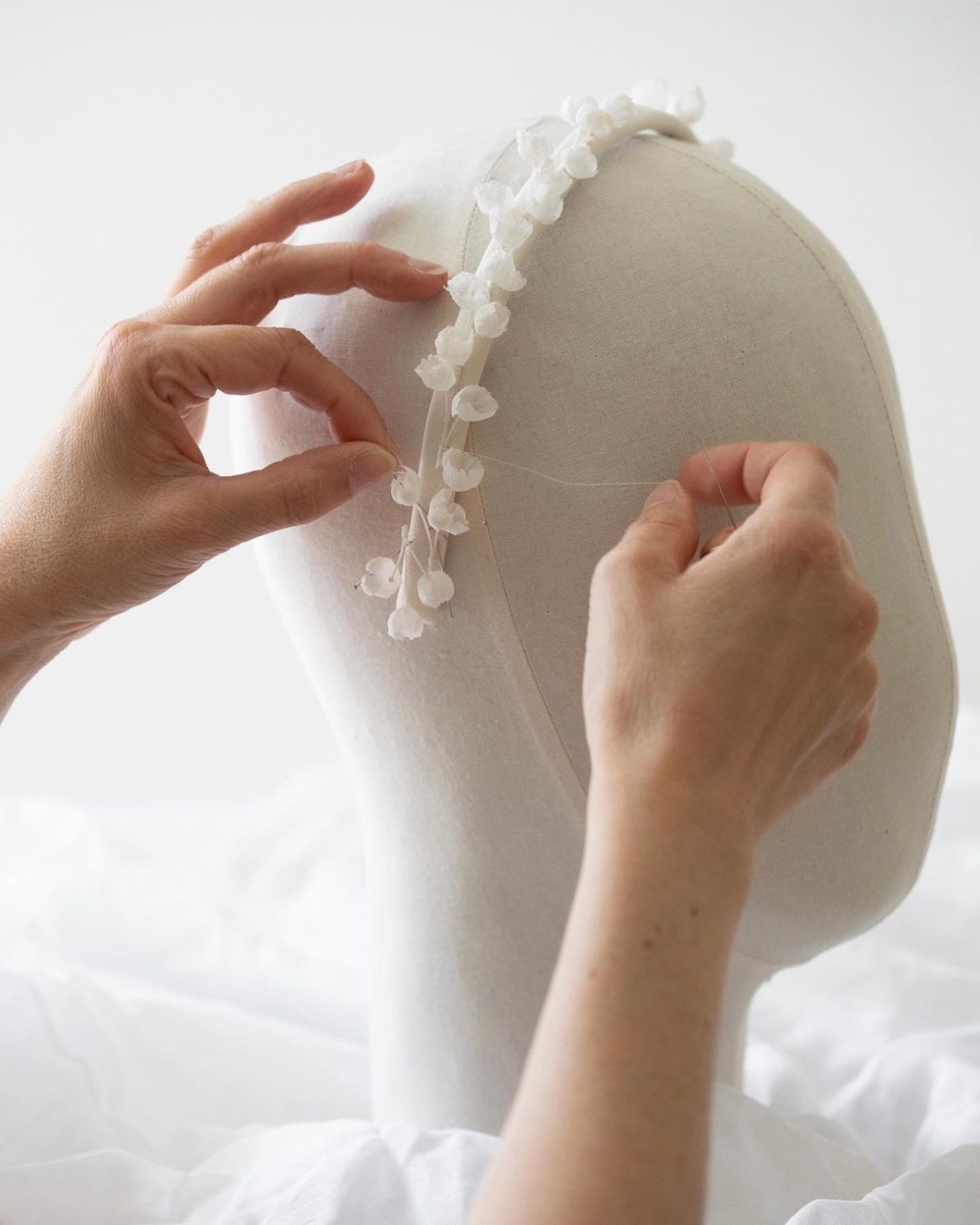 面紗上繡著「鈴蘭小花束」，這是Dior的經典元素之一