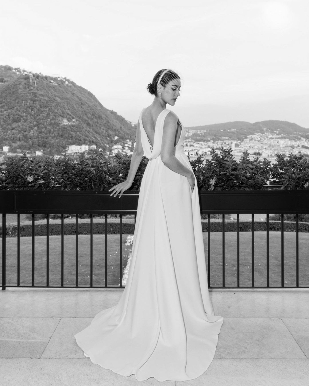 Kimberly Anne Woltemas換上了一件帶有垂褶細節的Dior白色絲綢禮服