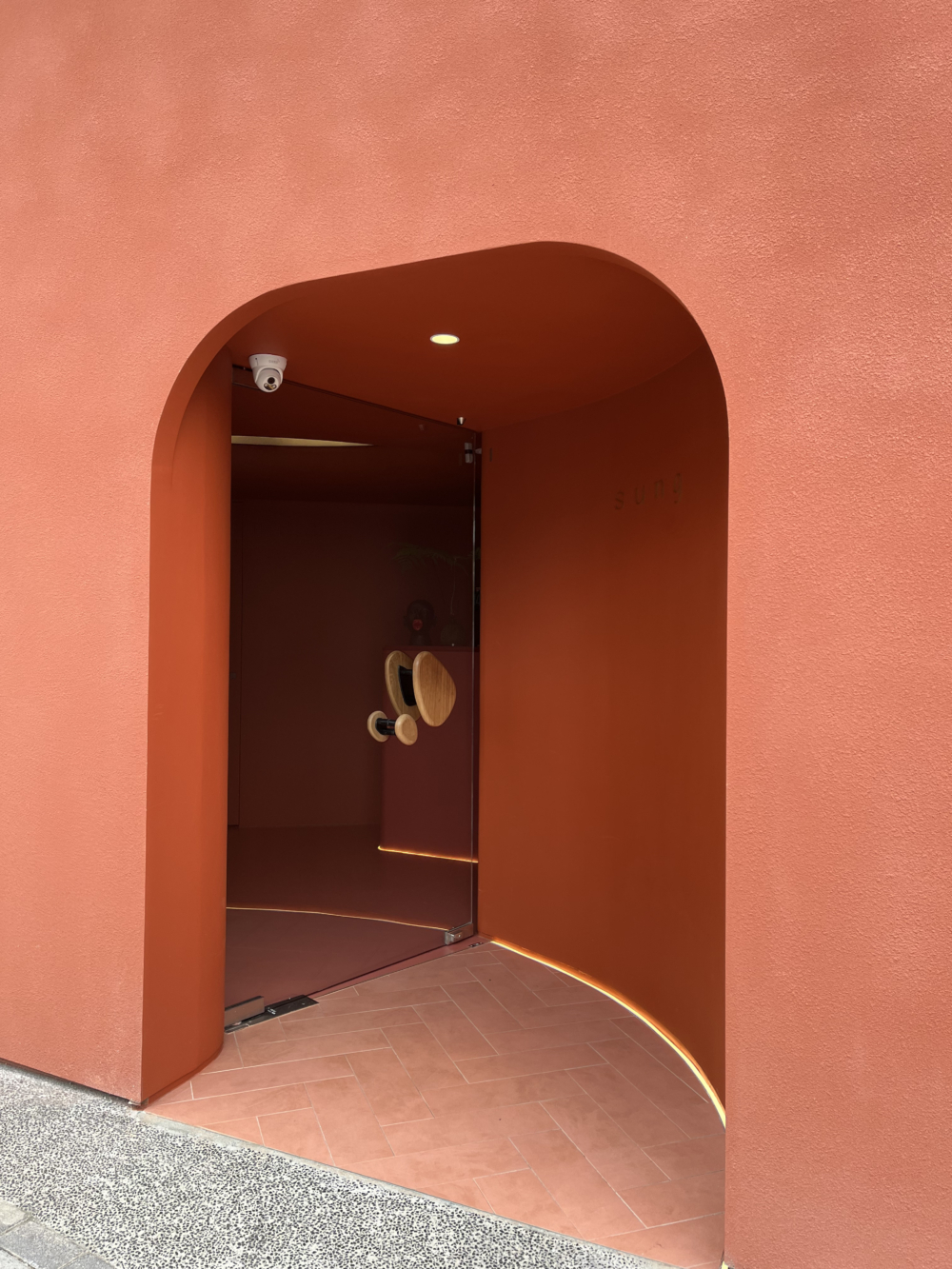 餐廳的設計是以橘紅色為主色調。