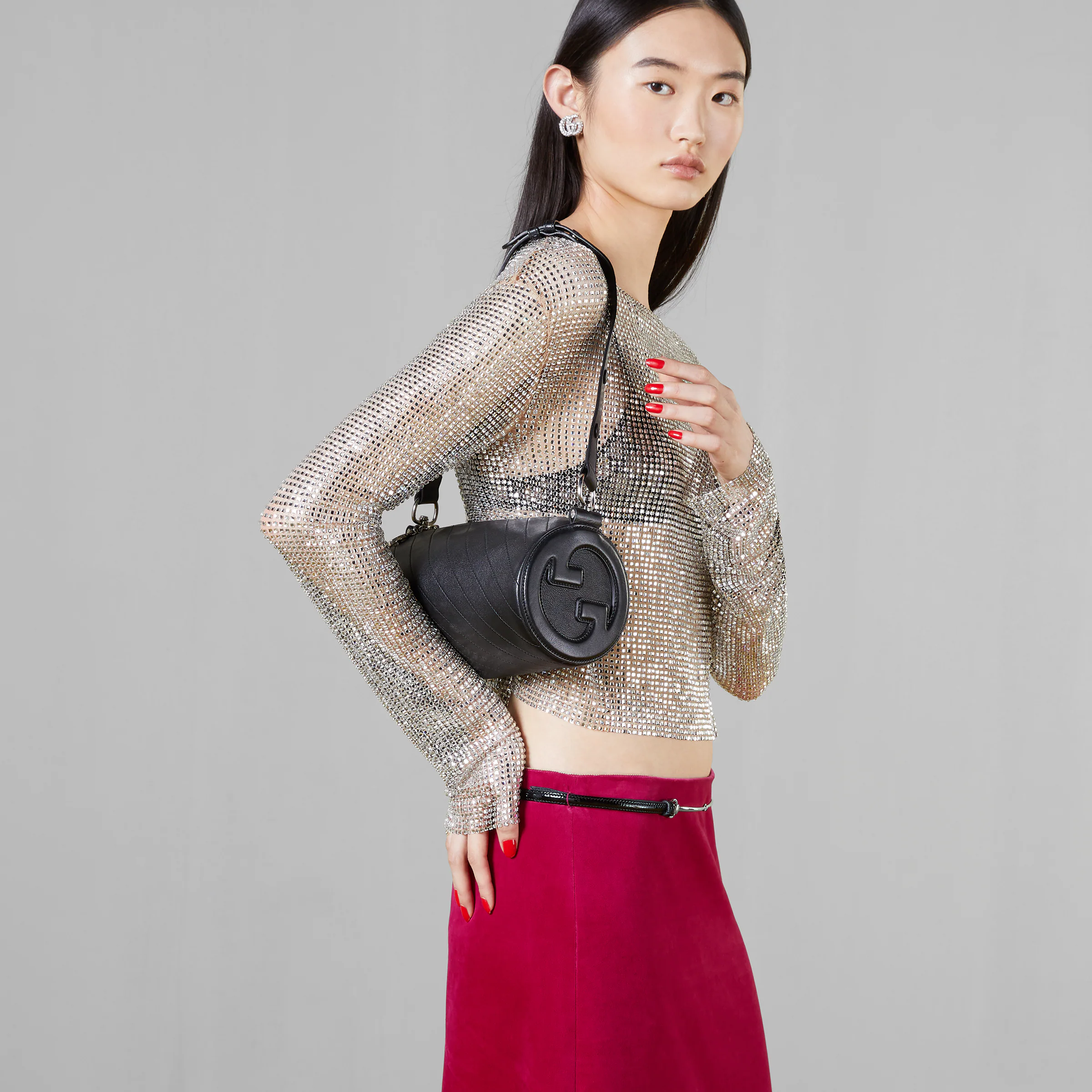 質感黑色外觀輕鬆搭配不同的日常造型