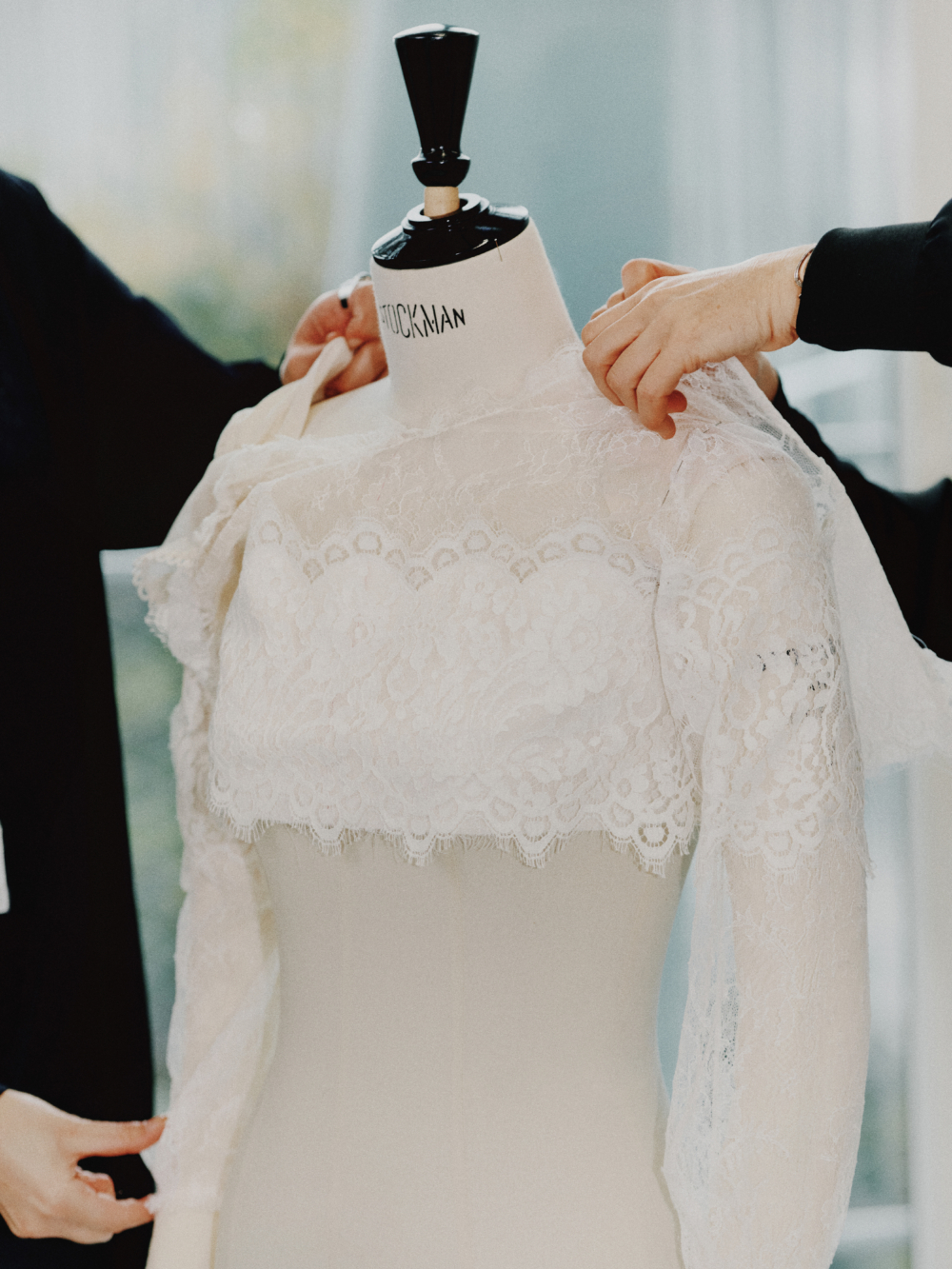 CHANEL製作的刺繡婚紗。