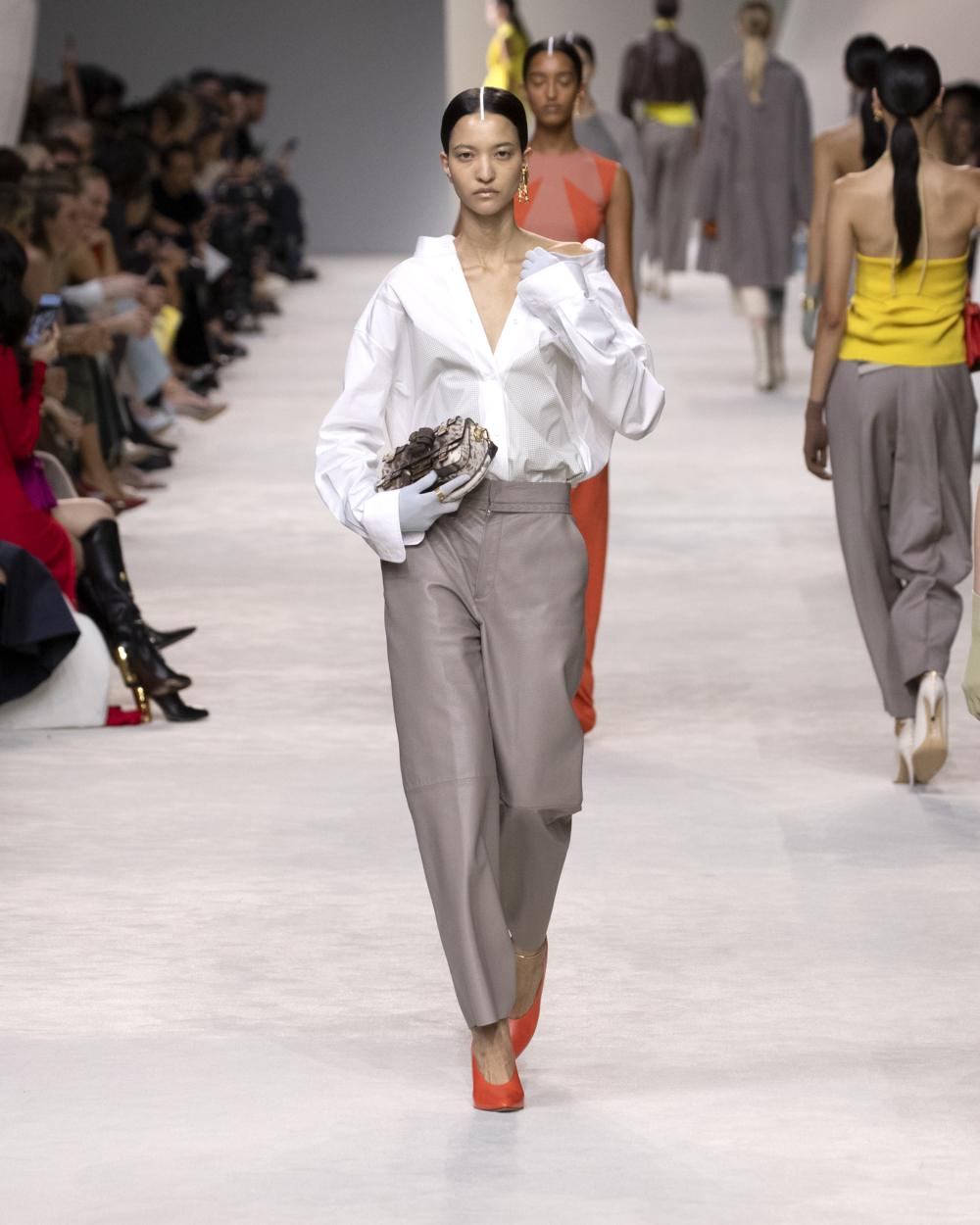 在衣著上使用色塊,就連配飾也揉入色塊創意