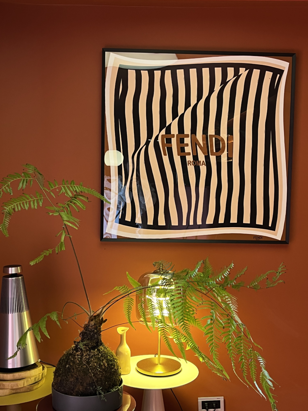 空間中有許多的擺飾。