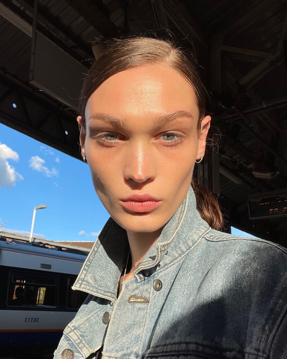 素顏模樣也十分相似