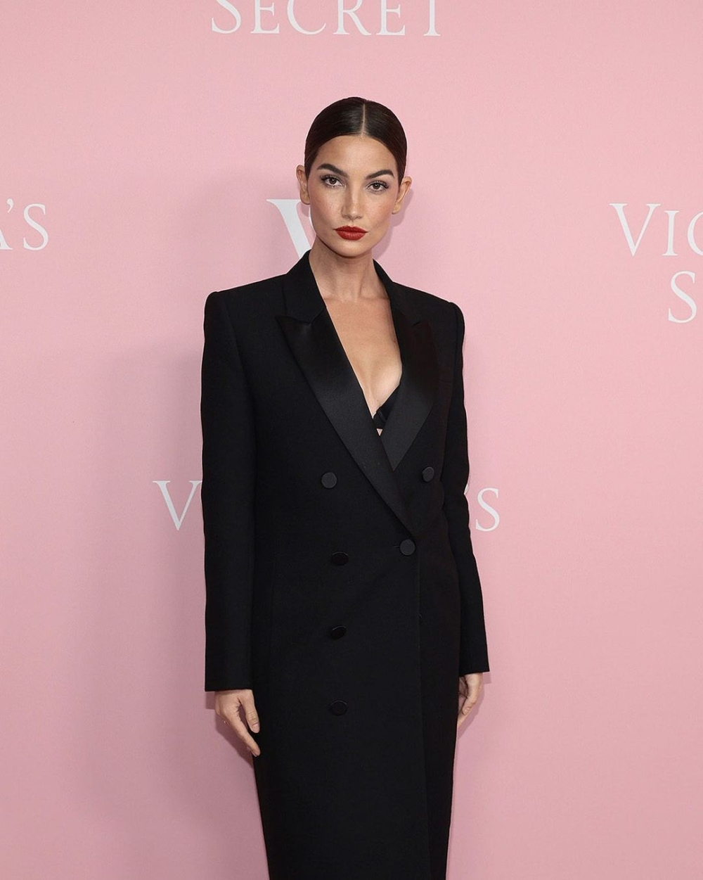 Lily Aldridge以俐落造型登場。