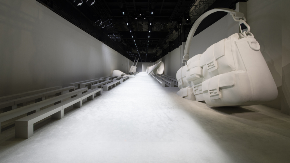 秀場周圍矗立著巨大的FENDI 手袋